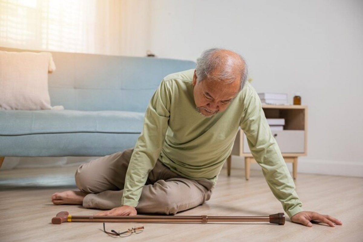 Người cao tuổi dễ bị té ngã khi mắc bệnh Parkinson