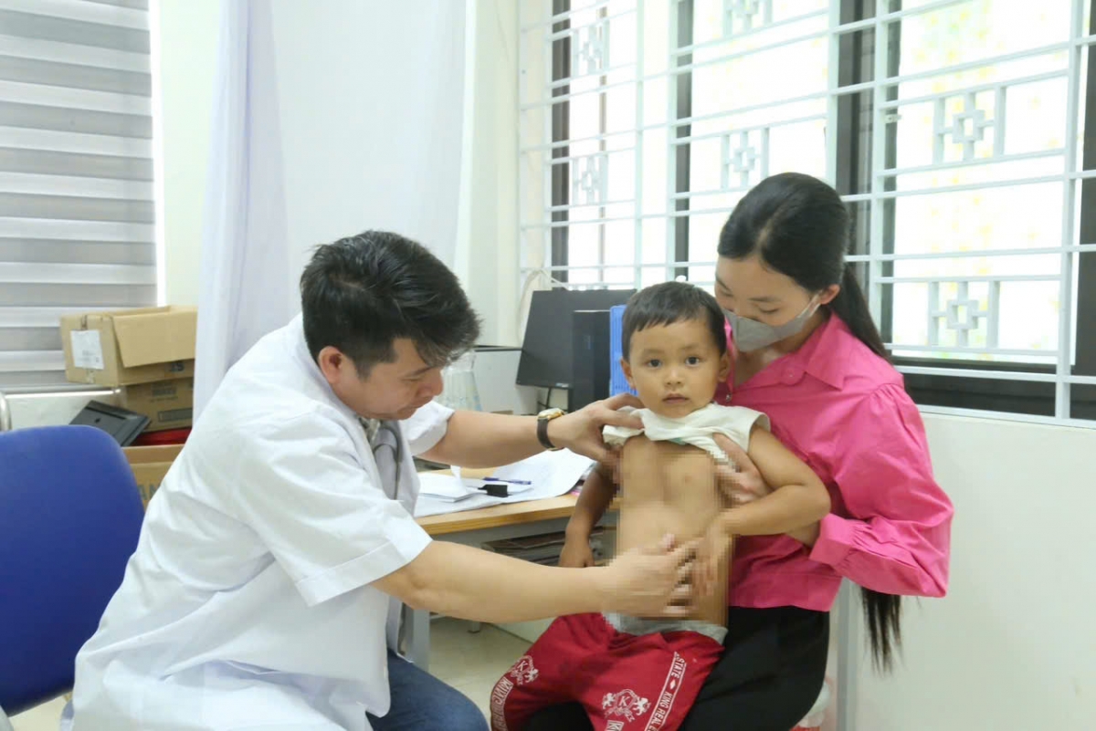 bác sĩ Trung tâm Tim mạch, Bệnh viện E khám sàng lọc tim bẩm sinh và các dị tật khác cho trẻ em khu vực Bát Xát.