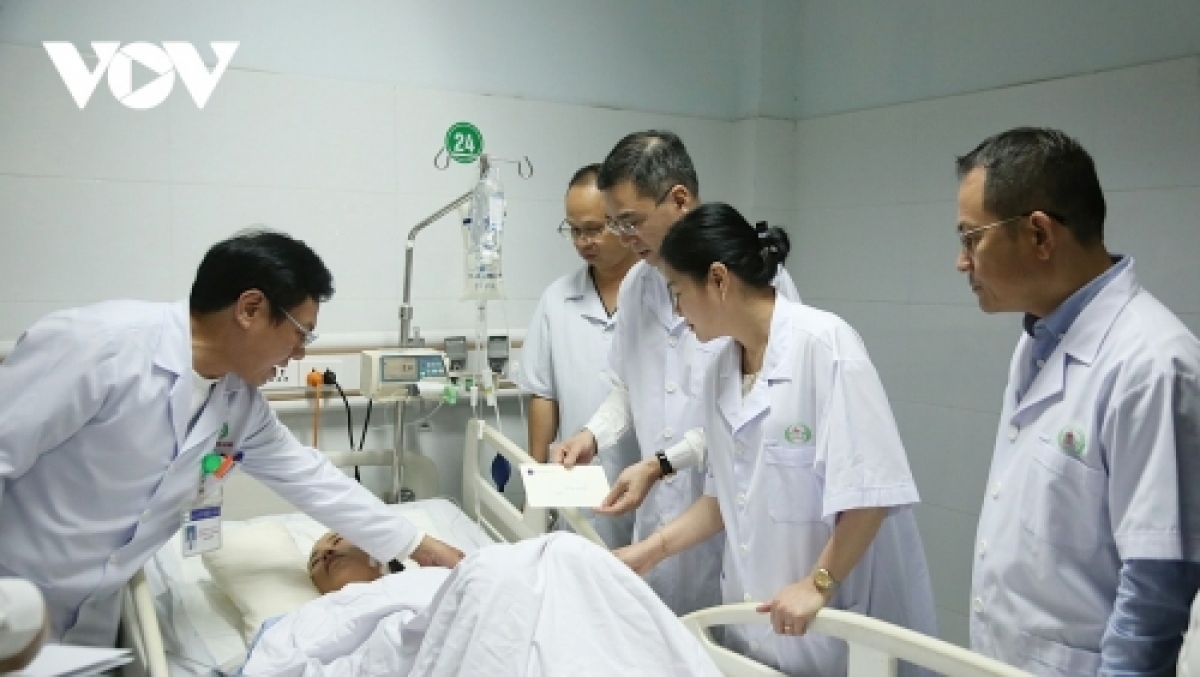 Đoàn công tác của Bộ Y tế thăm hỏi, tặng quà cho nạn nhân