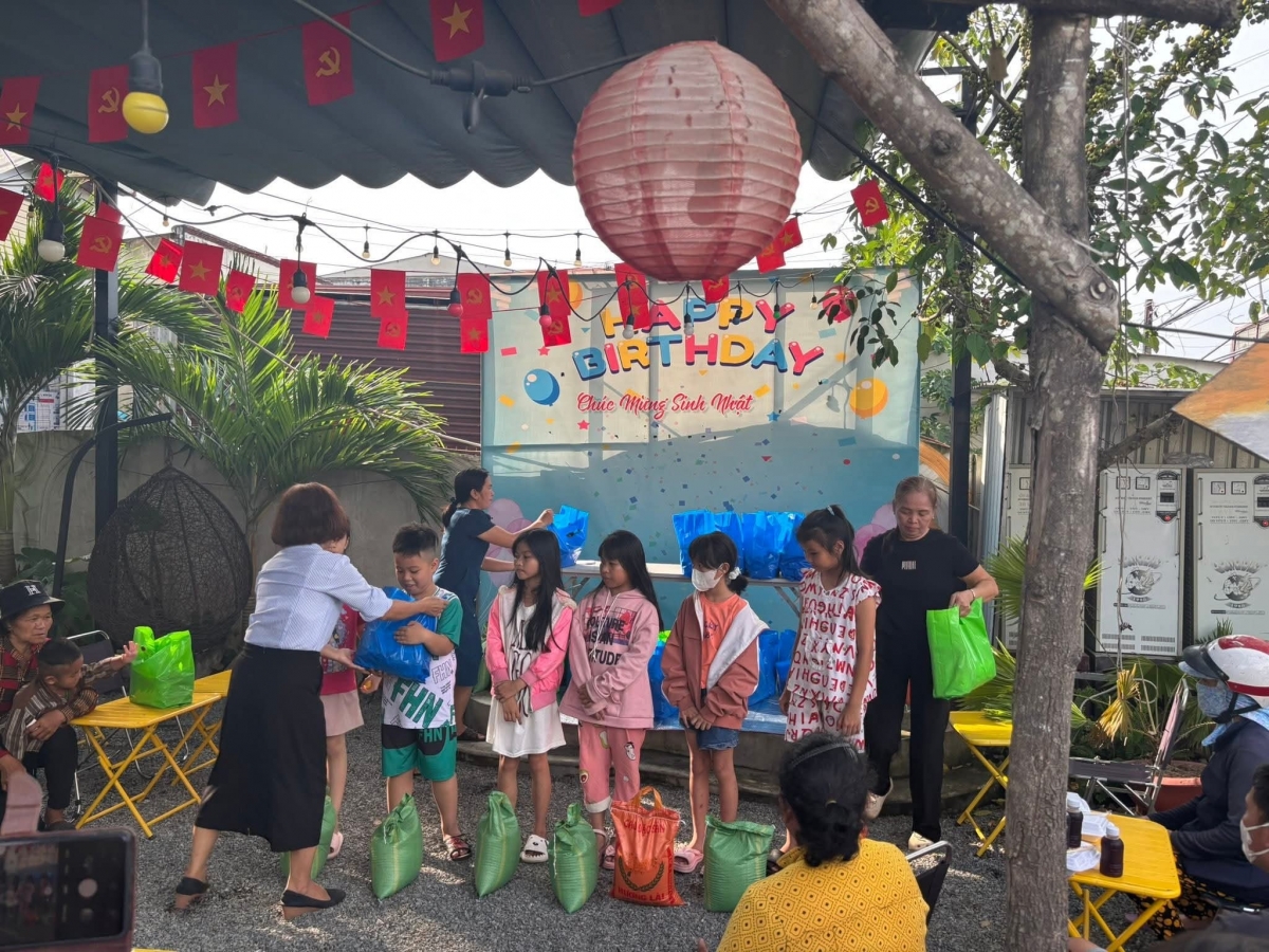 Các em nhỏ có hoàn cảnh khó khăn ở địa phương được nhận những phần quà ý nghĩa từ nhóm Bếp ăn từ thiện Châu Pha - Vũng Tàu (Ảnh: NVCC)