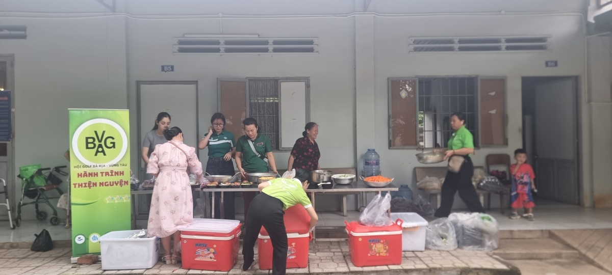 Các thành viên trong nhóm Bếp ăn từ thiện Châu Pha - Vũng Tàu đang chuẩn bị các suất ăn để trao tới những hoàn cảnh khó khăn (Ảnh: NVCC)