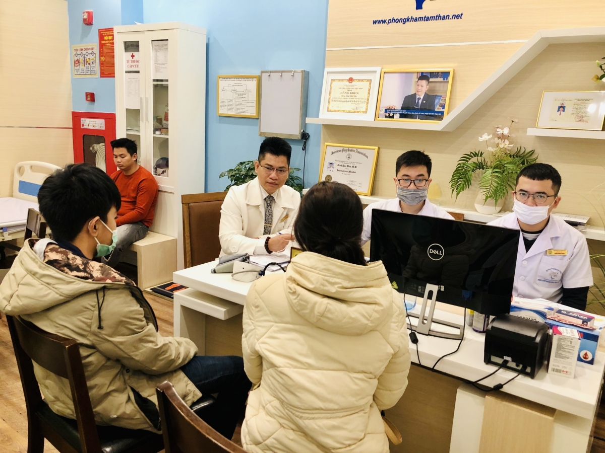 BS Đinh Hữu Uân, Viện trưởng Viện Sức khỏe Tâm thần Phương Đông (ngoài cùng bên trái). Ảnh: BSCC