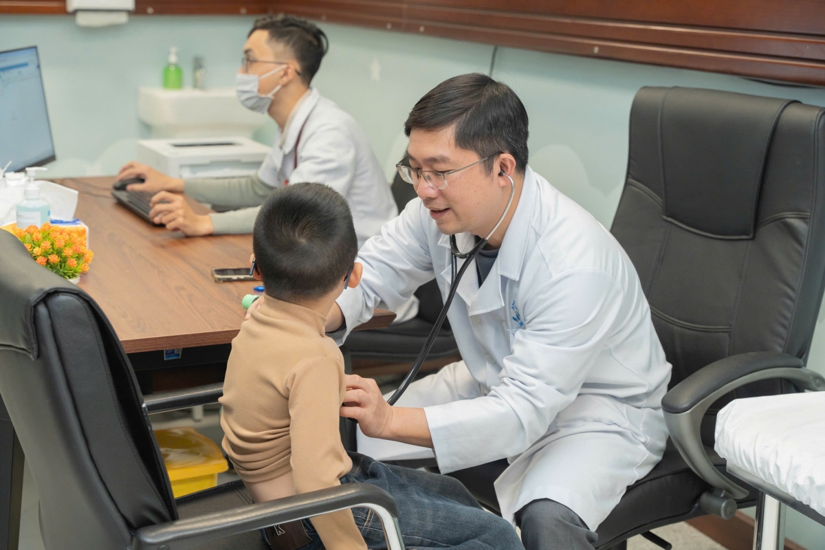 Ths.BS Phạm Văn Hòa – Trưởng khoa nhi tiêu hóa khám cho bệnh nhi. Ảnh: BV cung cấp