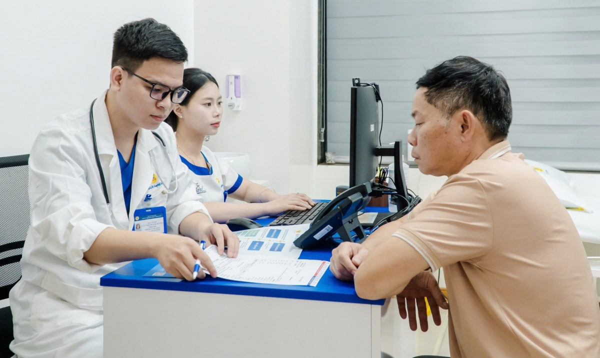 BSNT-CKI Phạm Văn Quang- Trung tâm Tiêu hóa- Hệ thống Y tế Medlatec đang khám cho bệnh nhân. Ảnh: BSCC