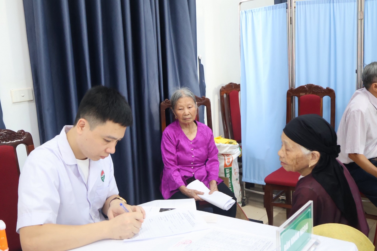  BVĐK Ba Vì, TP Hà Nội thăm khám sức khỏe cho nhân dân. Nguồn: Fanpage BV