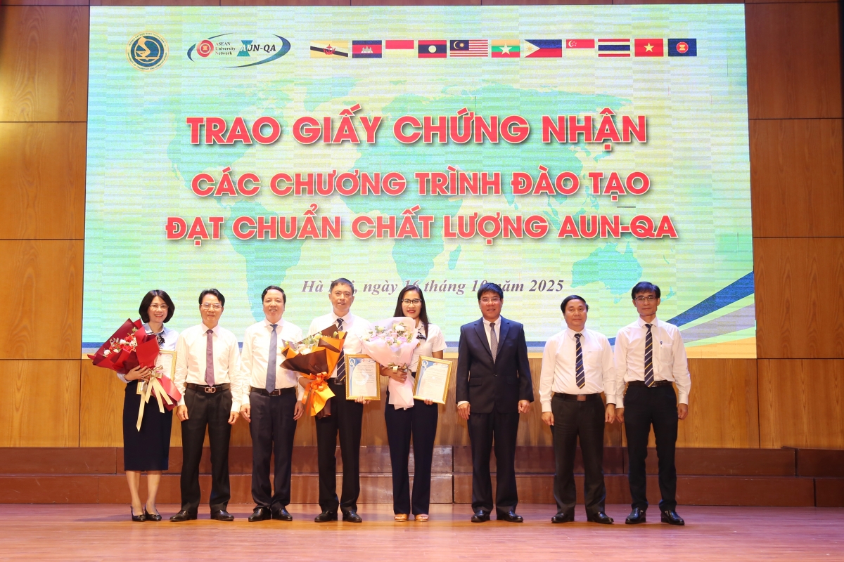 GS.TS Huỳnh Văn Chương - Cục trưởng Cục Quản lý chất lượng, Bộ GD-ĐT trao giấy chứng nhận kiểm định chất lượng cho 3 chương trình đào tạo đạt chuẩn AUN của Trường Đại học Giao thông vận tải (Ảnh: Trường ĐHGTVT)
