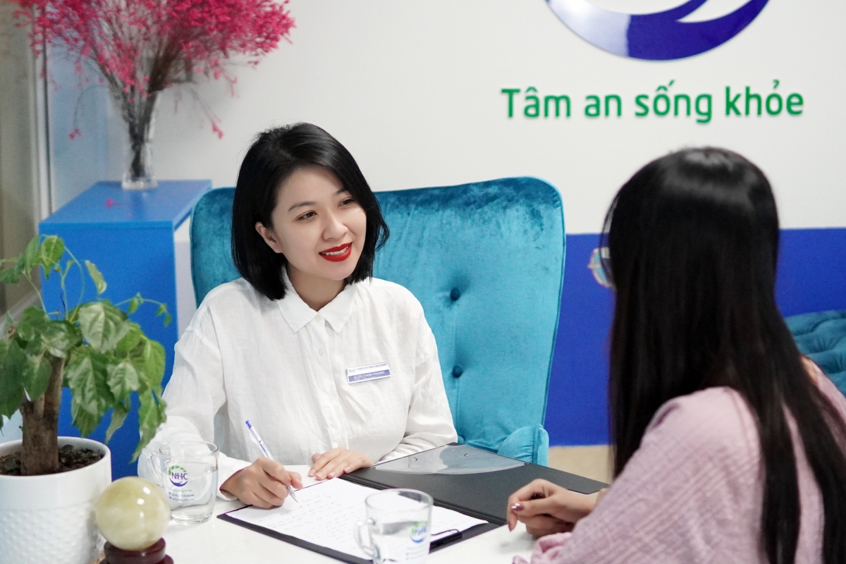 Chuyên gia tâm lí Lê Thị Thanh Phương trong một ca hỗ trợ tham vấn tâm lí. Ảnh:NVCC