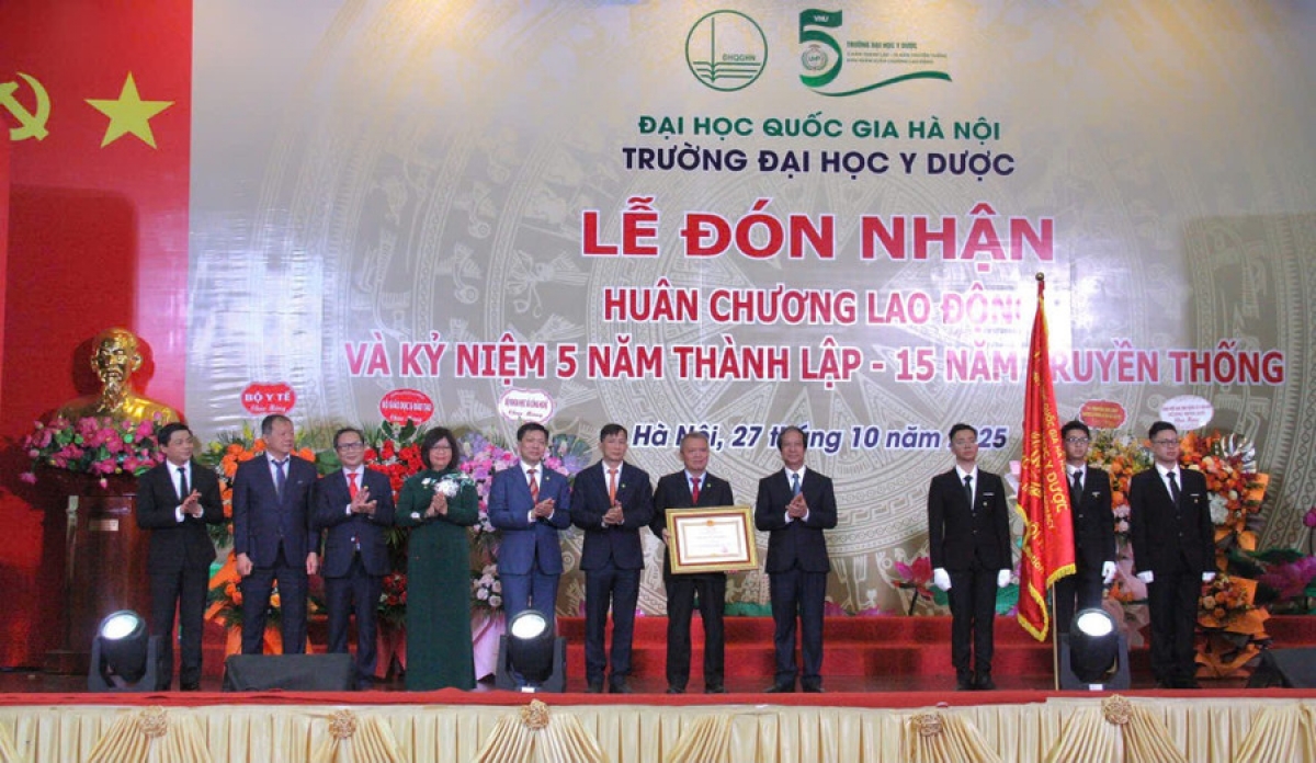 Trường Đại học Y Dược (ĐHQG Hà Nội) đón nhận Huân chương Lao động hạng Ba
(Ảnh: Hiếu Nguyễn)