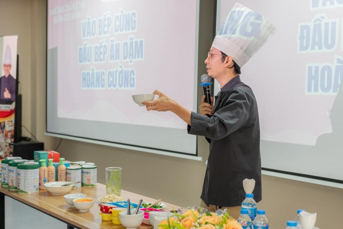 Đầu bếp Hoàng Cường hướng dẫn các mẹ nấu ăn cho con. Ảnh NVCC