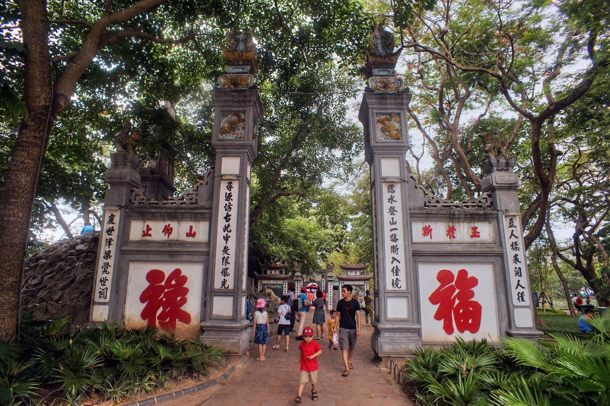 Đền Ngọc Sơn - địa điểm tham quan yêu thích của du khách trong nước và quốc tế. Ảnh: BQLDTCC