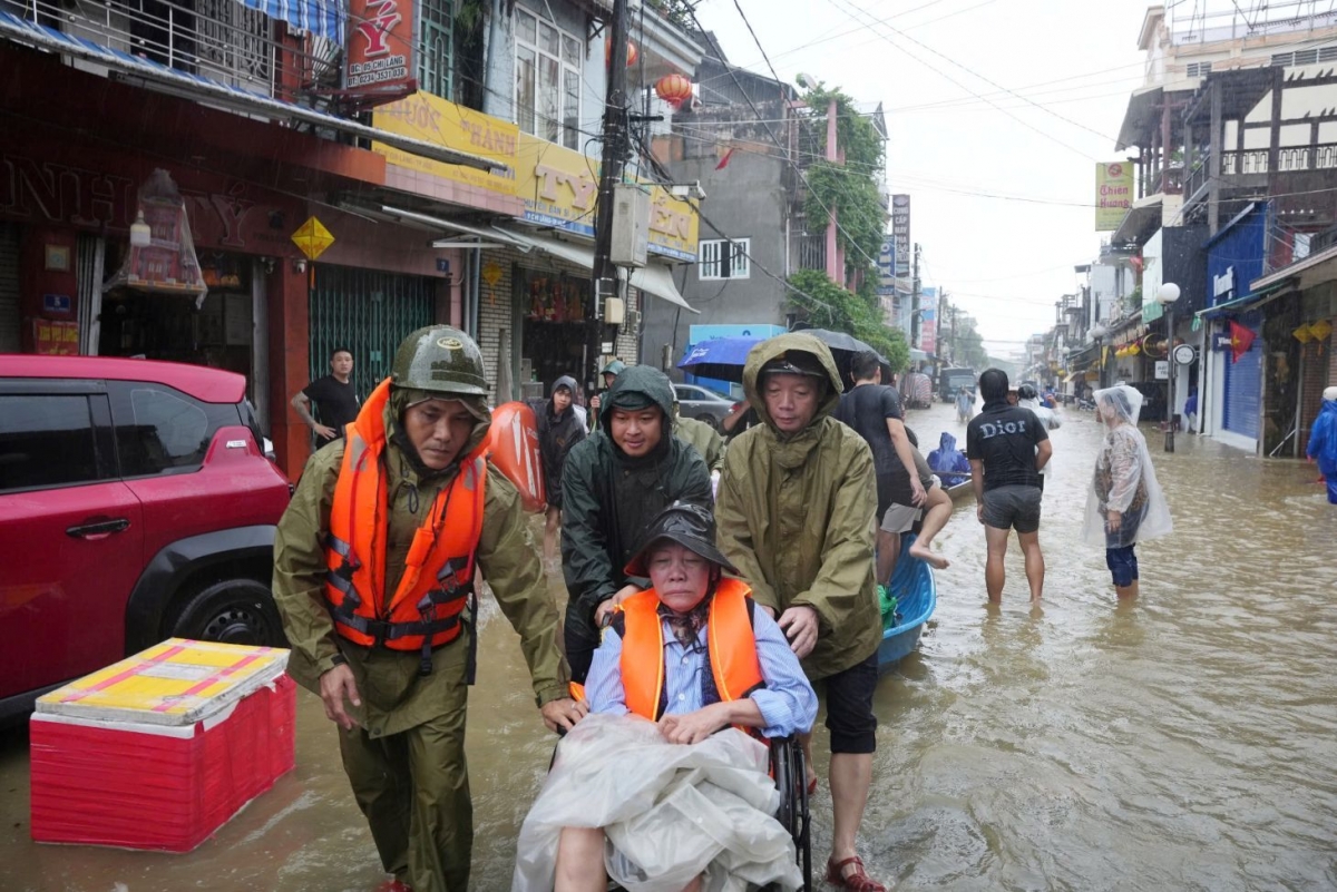Bệnh viện Trung ương Huế ngập lụt, di chuyển bệnh nhân đến nơi cao tránh lũ