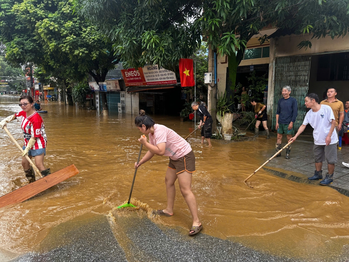 Tranh thủ mực nước lũ đang rút dần, bà con nhân các tổ dân phố tại tỉnh Cao Bằng đã kêu gọi, cùng xuống đường hỗ trợ dọn dẹp vệ sinh môi trường, với tinh thần "nước rút đến đâu dọn dẹp đến đó" - Ảnh: Nguyễn Hoàng Duy Thái/VOV Đông Bắc