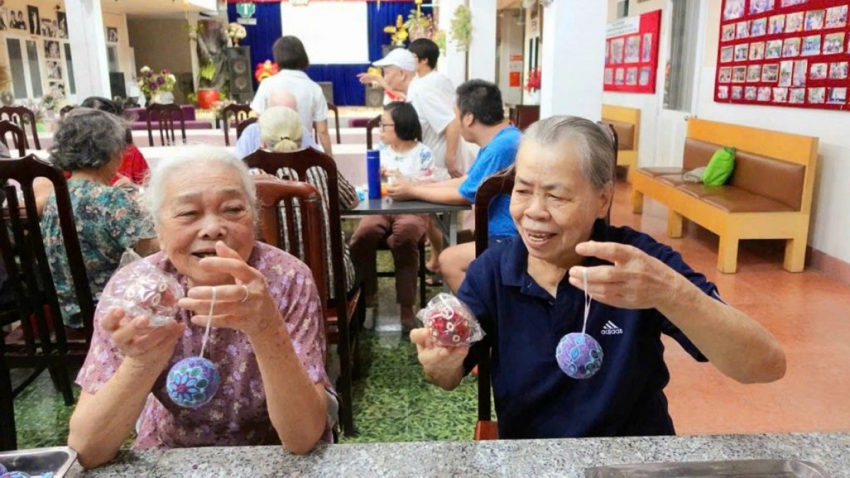 Đời sống tinh thần của bà Võ Thị Thanh Xuân (ngoài cùng bên phải) tại trung tâm dưỡng lão phong phú hơn vì có nhiều bạn cùng tầm tuổi để trò chuyện mỗi ngày. Ảnh duonglaotuyetthai.com