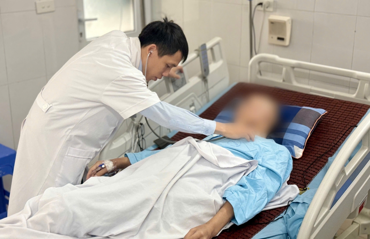 Bệnh nhân Đ. trong những ngày nằm viện điều trị nhiễm trùng (Ảnh: BVCC)