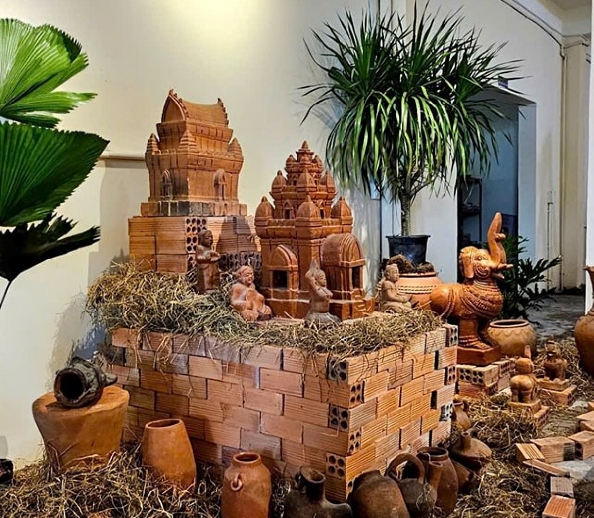 Phương thức nung gốm Chăm truyền thống có thể sẽ được thay thế bằng lò nung để có thể sản xuất những sản phẩm kích cỡ lớn, phục vụ nhu cầu người tiêu dùng đa dạng.