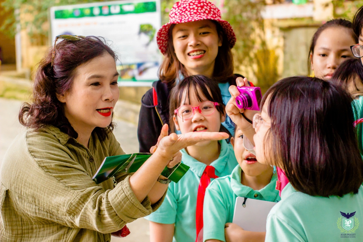 Cô Phạm Thị Yến, Hiệu trưởng Trường Tiểu học Jean Piaget, Hà Nội (Ngoài cùng bên trái) (Ảnh: NVCC)