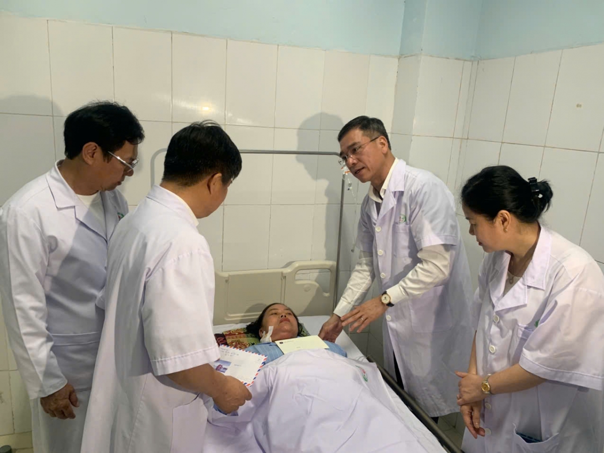 TS.BS Hà Anh Đức, Cục trưởng Cục Quản lý khám chữa bệnh, Bộ Y tế và các Bác sĩ
BV Sản Nhi Nghệ An thăm hỏi người nhà bệnh nhân trong vụ tấn công