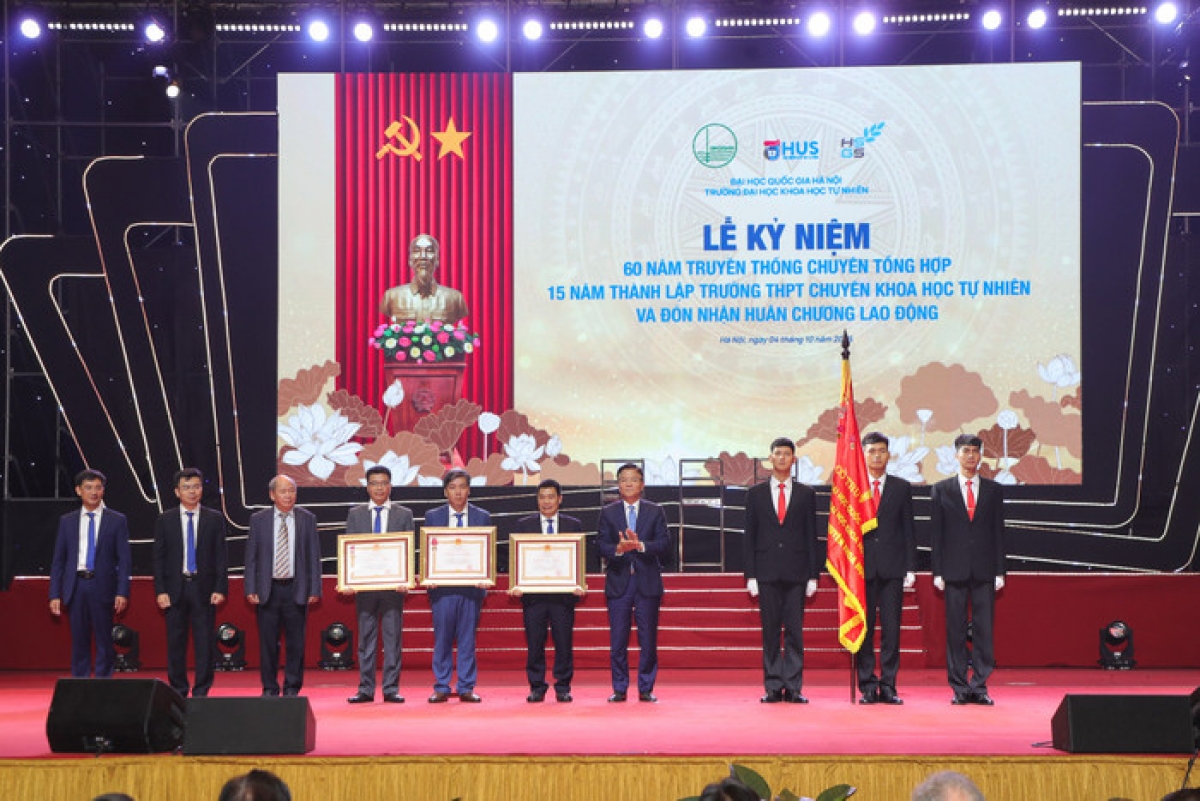 Phó Thủ tướng Lê Thành Long trao Huân chương Lao động hạng Nhì cho Trường THPT Chuyên Khoa học Tự nhiên; Huân chương Lao động hạng Nhất cho Bộ môn chuyên Vật lý và Huân chương Lao động hạng Ba cho Bộ môn chuyên Toán. (Ảnh: VNU)