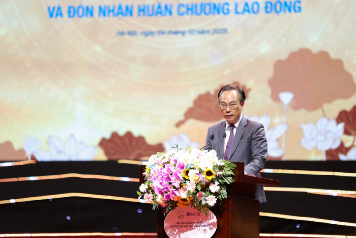 Giám đốc Đại học Quốc gia Hà Nội Hoàng Minh Sơn phát biểu tại Lễ kỷ niệm ( Ảnh : VNU )
 