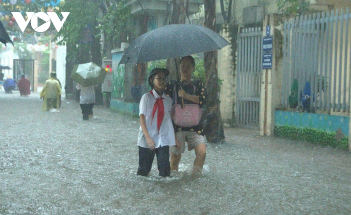 Mưa lớn gây ngập lụt ở Hà Nội sau cơn bão số 10 vừa qua (Ảnh minh họa: VOV.vn)