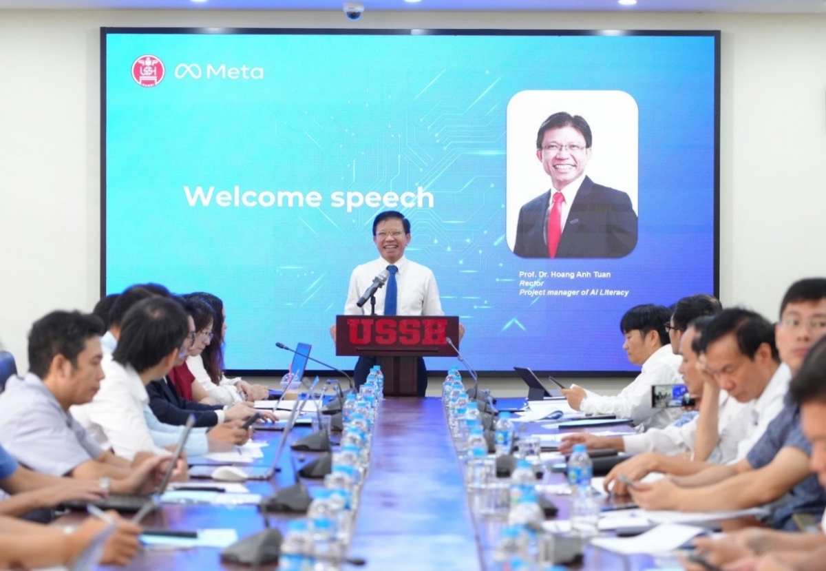 GSTS Hoàng Anh Tuấn - Hiệu trưởng Trường ĐH Khoa học xã hội và nhân văn ĐHQGHN phát biểu tại Tọa đàm lấy ý kiến xây dựng Khung năng lực AI dành cho sinh viên
(Ảnh: Thu Lương) 