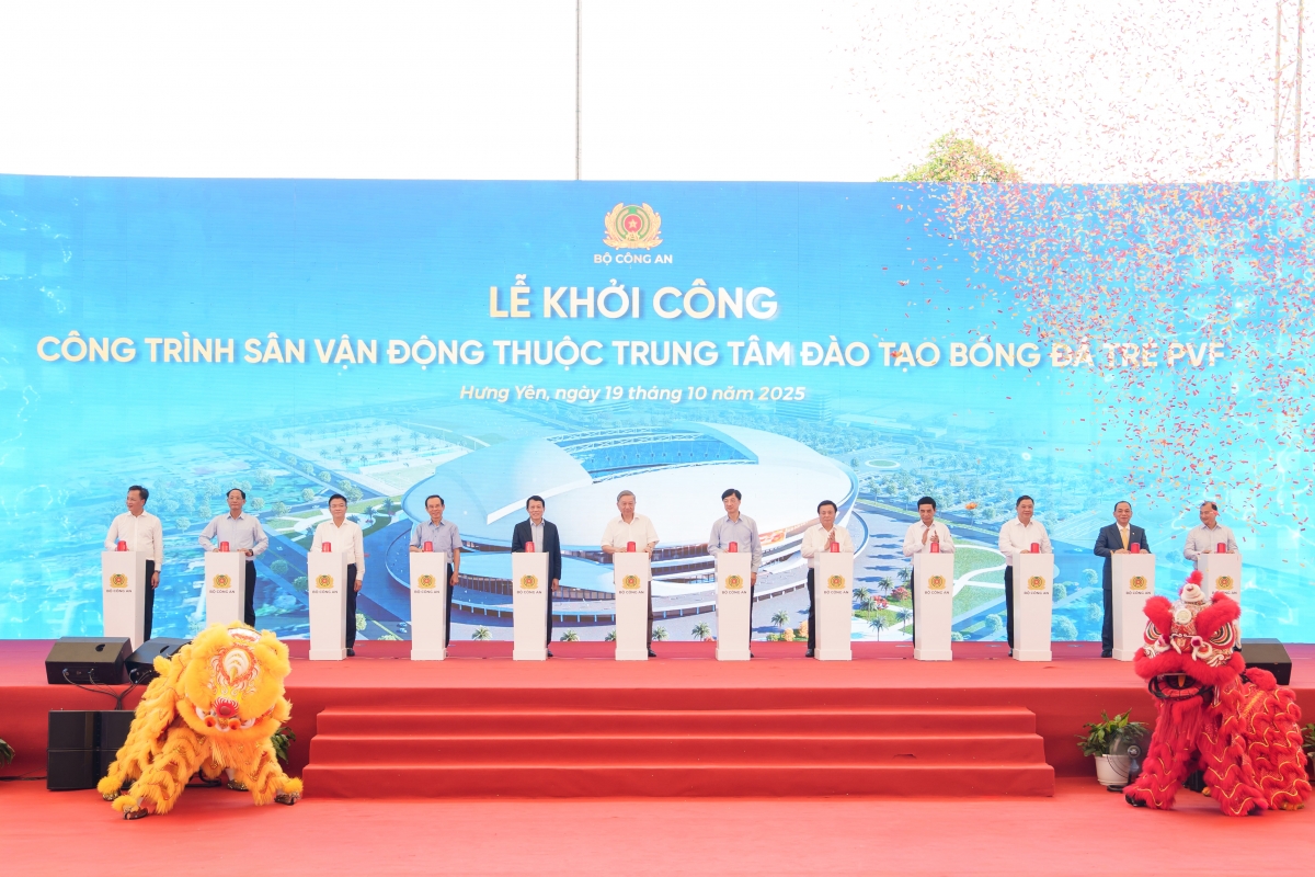 Tổng Bí thư Tô Lâm và các đồng chí lãnh đạo bấm nút khởi công công trình (ảnh: BTC)