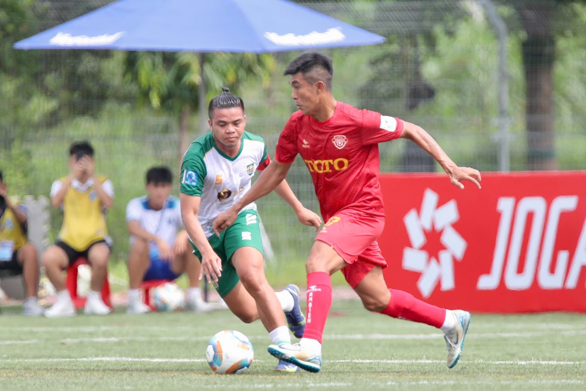 An Biên FC (đỏ) khẳng định sức mạnh của nhà vô địch SPL (ảnh: Vietfootball)