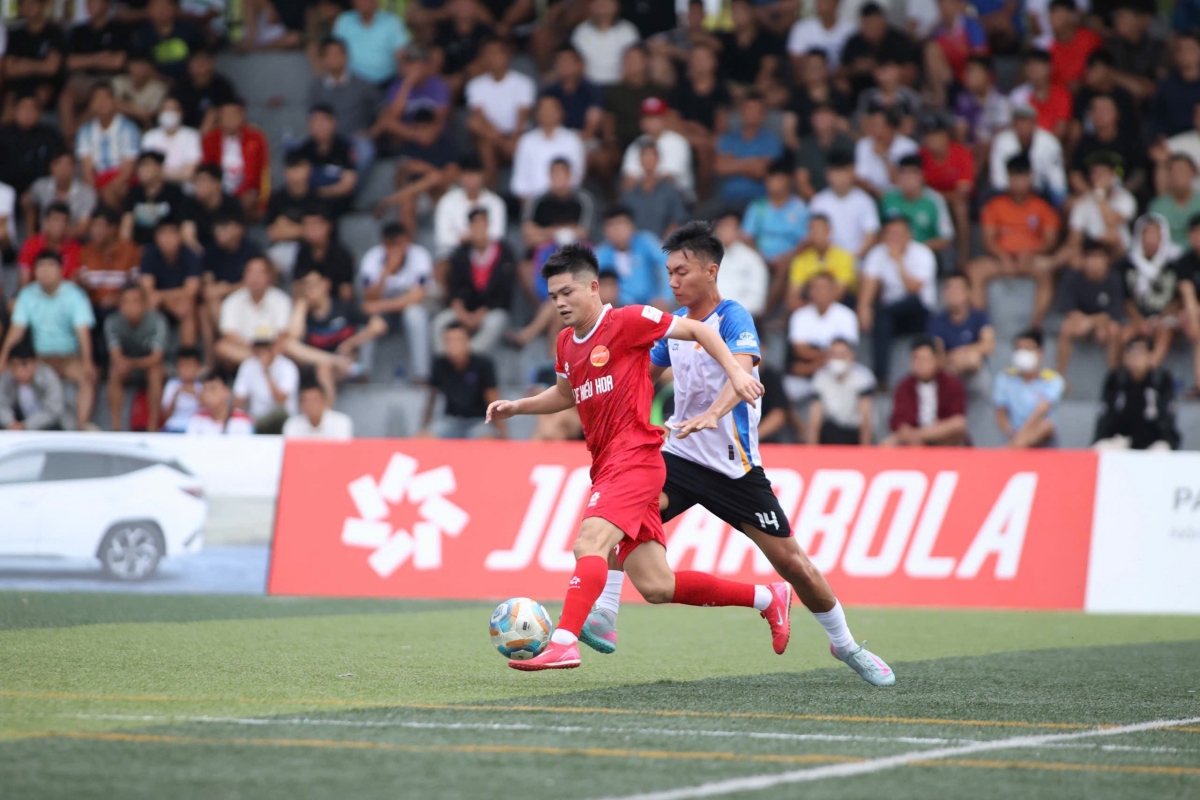 Hiếu Hoa Quahaco (đỏ) chưa có ngôi nhất bảng dù giành chiến thắng (ảnh: Vietfootball)