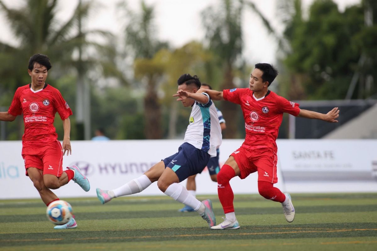 ĐKVĐ Trường Hưng Thế Gia (đỏ) có 3 điểm trọn vẹn ở trận ra quân (ảnh: Vietfootball)