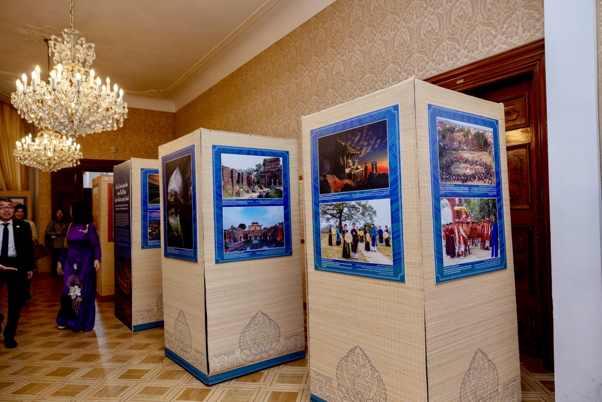 Gần 200 hình ảnh, hiện vật tiêu biểu được trưng bày tại Cộng hoà Séc. Ảnh: Hải Ninh