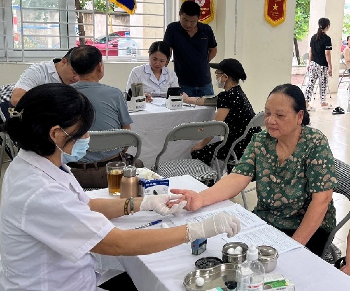 Xét nghiệm đường máu mao mạch cho người dân tham gia điều tra về bệnh không lây nhiễm trên địa bàn Hà Nội. Nguồn ảnh: CDC Hà Nội