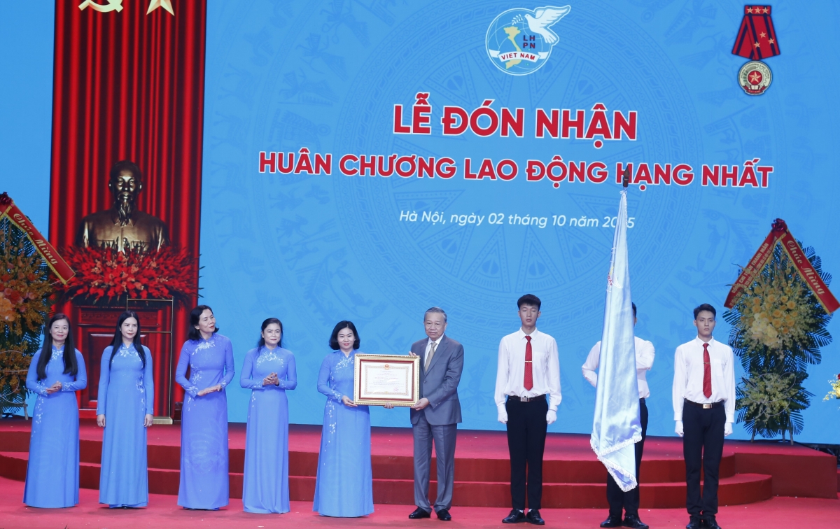 Trung ương Hội Liên hiệp Phụ nữ Việt Nam đón nhận Huân chương Lao động Hạng Nhất. Nguồn: Hội LHPNVN