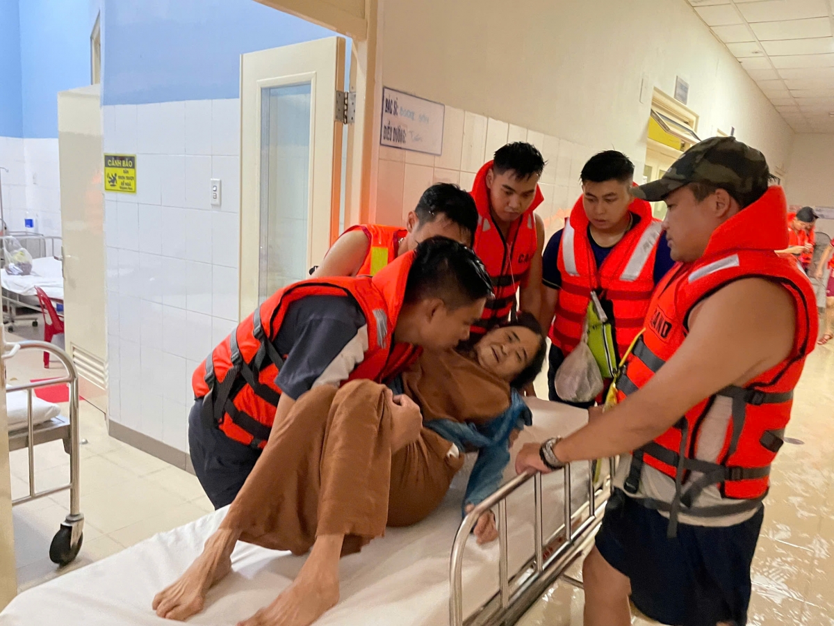 Bộ đội, Công an di chuyển bệnh nhân tại Bệnh viện Trung ương Huế lên tầng cao tránh lũ