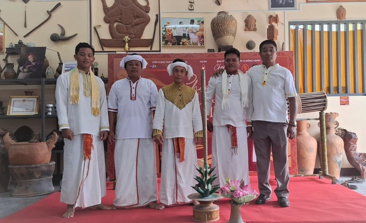 Giám đốc Hợp tác xã gốm Chăm Bàu Trúc, anh Phú Hữu Minh Thuần (Ngoài cùng bên phải ảnh) cùng các nghệ nhân làng nghề. Ảnh: NVCC