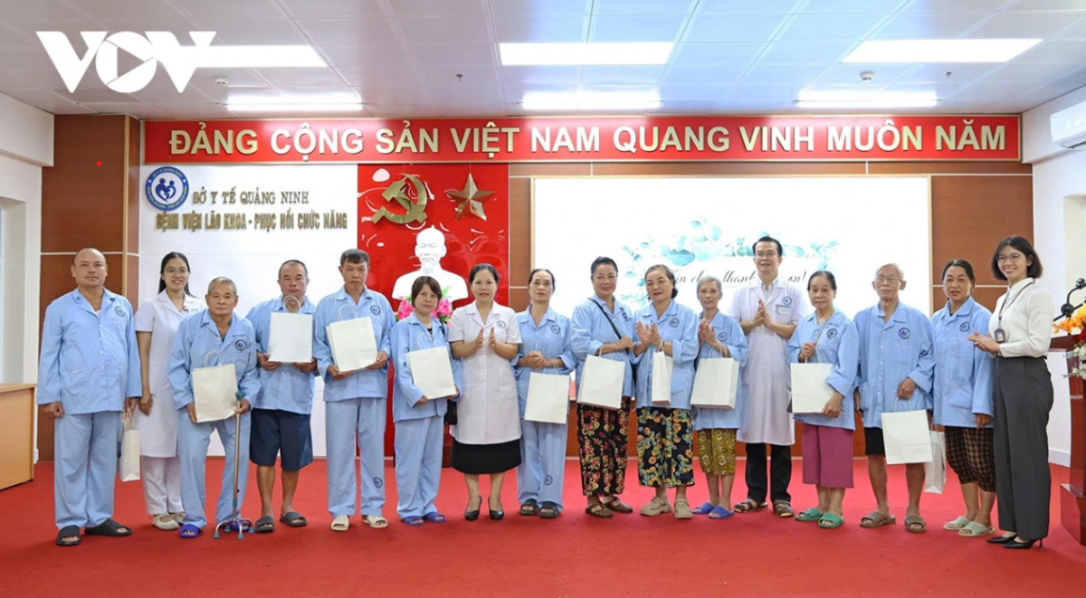 Hưởng ứng tháng hành động vì Người cao tuổi năm 2025, nhiều phần quà ý nghĩa được trao tận tay những bệnh nhân có hoàn cảnh khó khăn