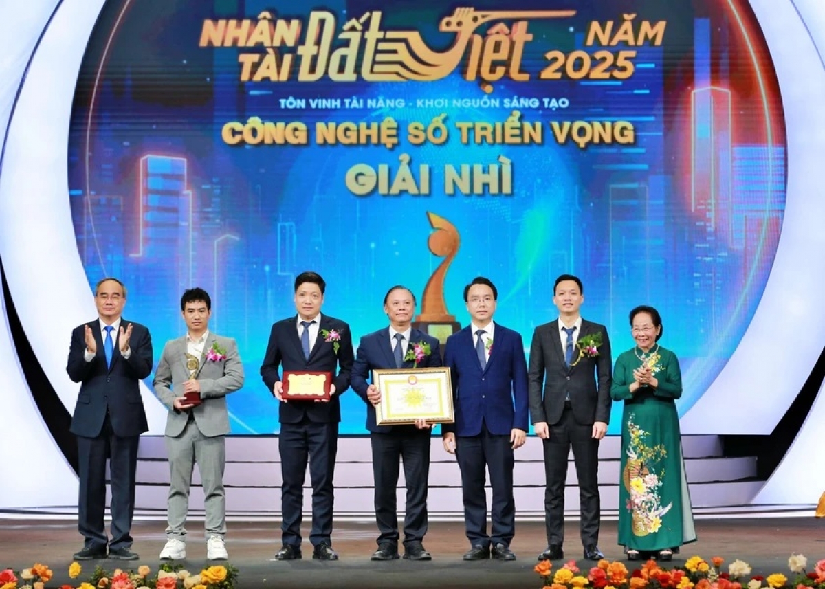 Lễ trao giải thưởng “Nhân tài Đất Việt năm 2025" tối 27/10. Ảnh: CDKH