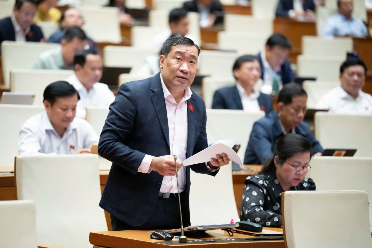 Đại biểu Thạch Phước Bình, Đoàn ĐBQH tỉnh Vĩnh Long phát biểu tại nghị trường sáng 28/10.