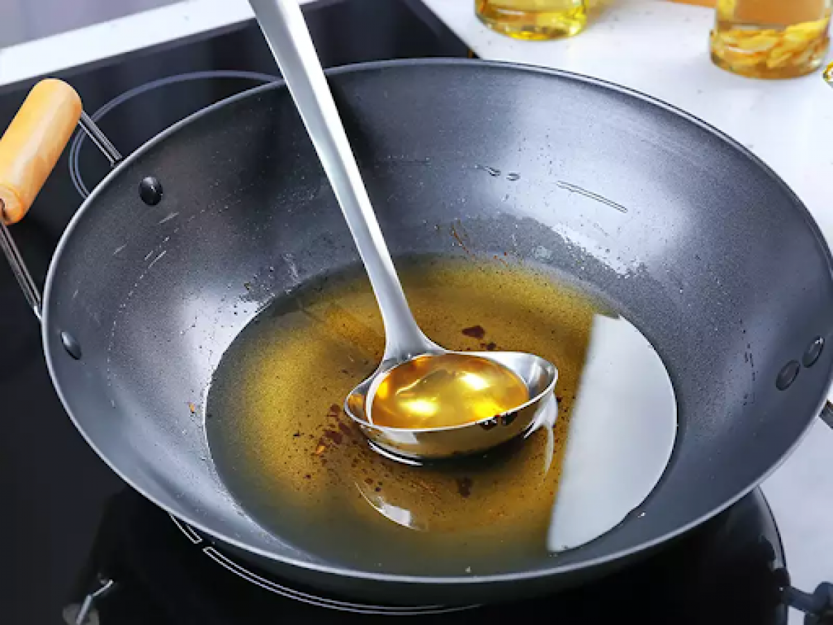 Dầu chiên đi chiên lại nhiều lần tiềm ẩn nhiều nguy cơ. Ảnh: Tạp chí Tri thức