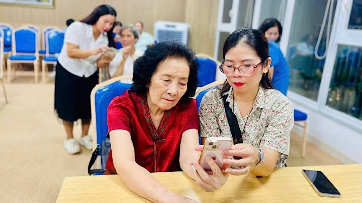Phụ nữ Thủ đô tiếp cận với chuyển đổi số. Ảnh: Nhandan.vn
