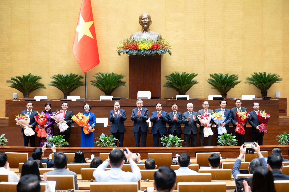 Lãnh đạo Đảng, Nhà nước tặng hoa chúc mừng các nhân sự mới vừa được Quốc hội bầu và phê chuẩn bổ nhiệm. Ảnh - Nguồn: Dantri.com.vn