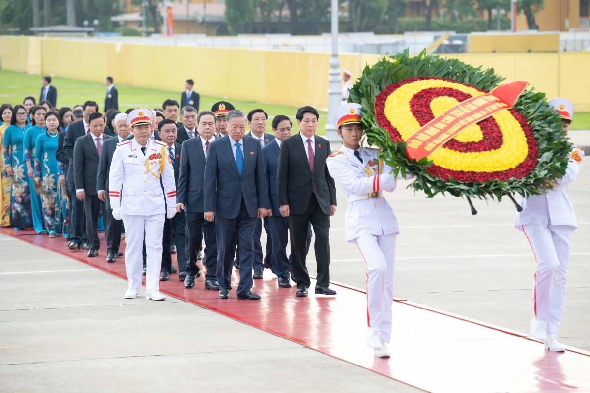 Các đồng chí lãnh đạo Đảng, Nhà nước, Mặt trận Tổ quốc Việt Nam và các đại biểu Quốc hội đặt vòng hoa, vào Lăng viếng Chủ tịch Hồ Chí Minh trước giờ khai mạc Kỳ họp thứ 10, Quốc hội khóa XV