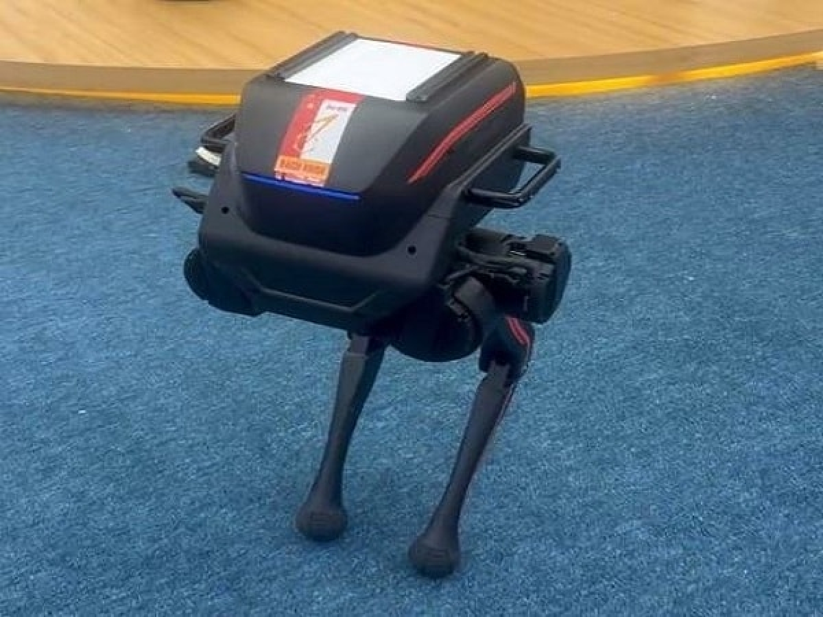 Robot hai chân bị che logo và nhãn mác của nhà sản xuất nước ngoài, thay vào đó là logo của ĐH Bách khoa Hà Nội (Ảnh: Tuyết Nhung)