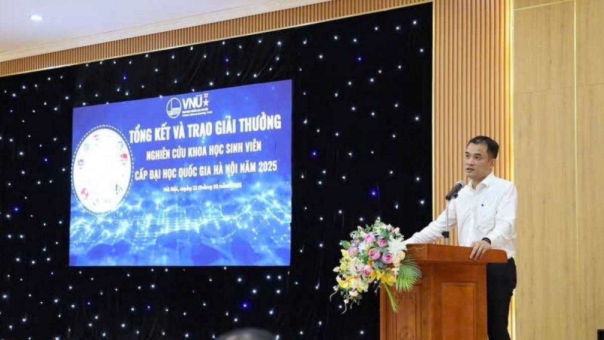 PGS.TS Phạm Bảo Sơn, Phó Giám đốc ĐHQG Hà Nội phát biểu tại lễ trao giải (Ảnh: VNU)
