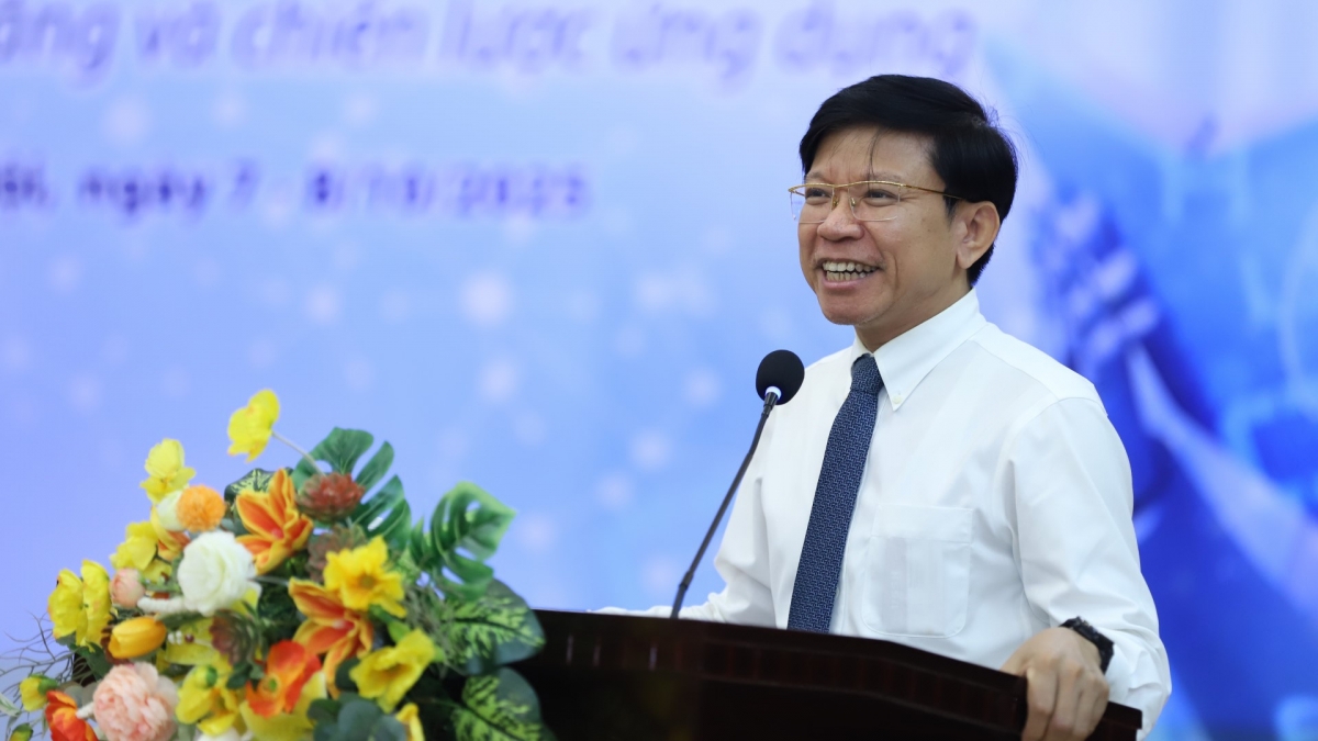 GS-TS Hoàng Anh Tuấn - Hiệu trưởng trường Đại học KHXH&NV tại Khóa học Trí tuệ nhân tạo cho chuyên gia thông tin và thư viện. Ảnh: BTC