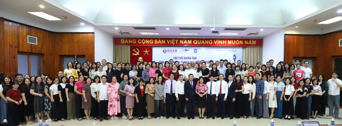 Các đại biểu và học viên tham gia khóa tập huấn "Trí tuệ nhân tạo cho chuyên gia thông tin và thư viện". Ảnh: BTC