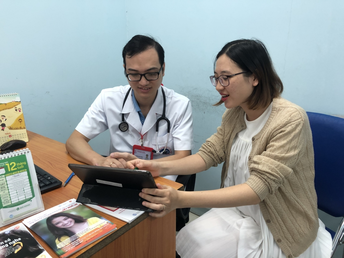 Thạc sĩ Nguyễn Văn Thành tư vấn cho bệnh nhân. Ảnh: NVCC