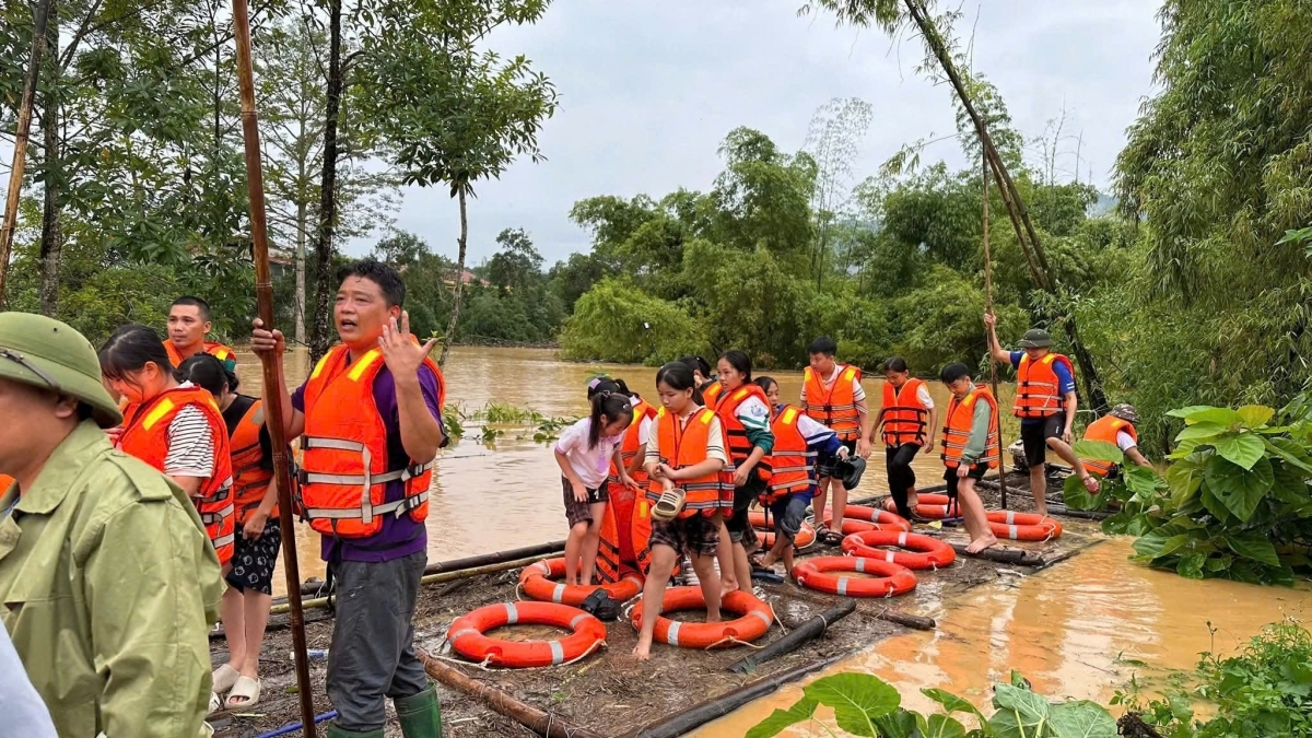 Di dời học sinh Trường PTDTNT Na Rì, Thái Nguyên. Ảnh: Trung tâm dịch vụ tổng hợp Na Rì