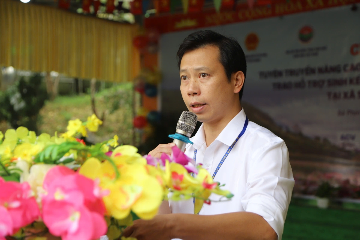 Thầy Lương Minh Hoạt, Hiệu trưởng Trường Liên cấp Tiểu học và THCS Sà Phìn. Ảnh: Văn Hiền
