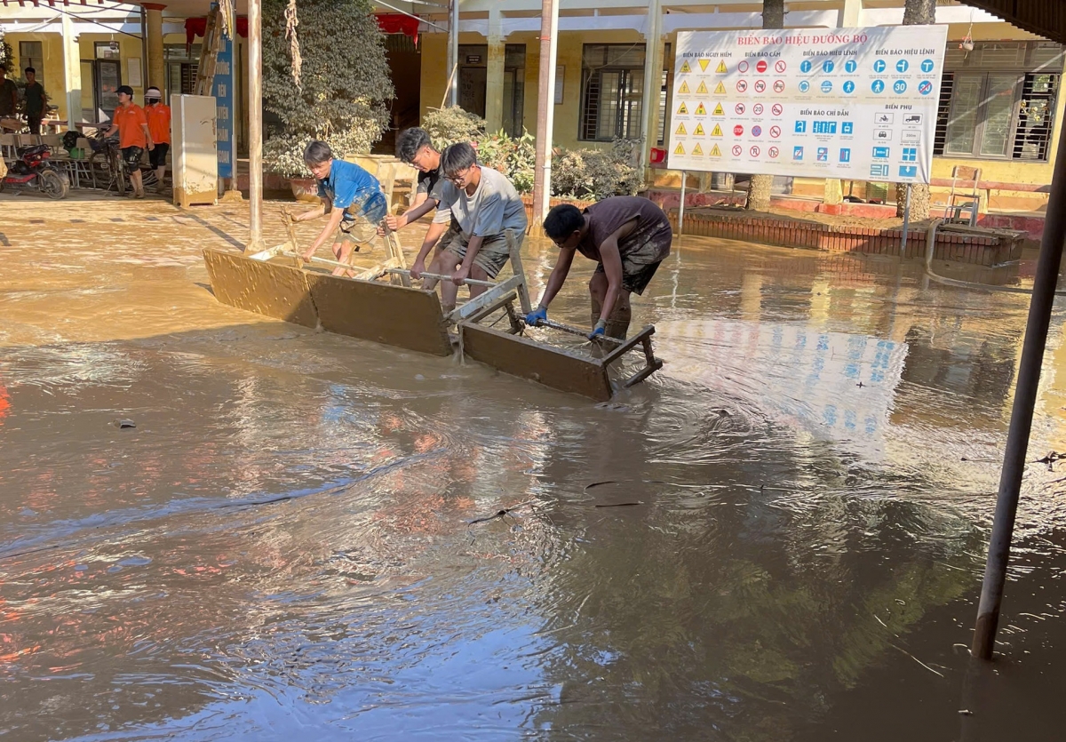 Mọi ngóc ngách trong trường đều ngập bùn