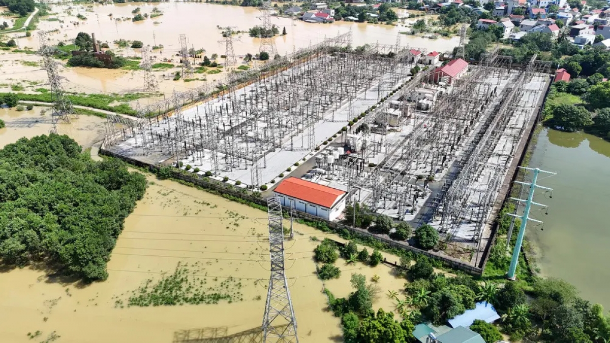 Nước bủa vây xung quanh trạm (Ảnh: Mạnh Hùng)